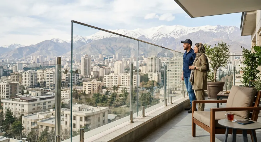 مقایسه نرده شیشه ای و چوبی؛ کدام نرده برای خانه بهتر است؟ 2 نرده شیشه ای بهتر است یا چوبی
